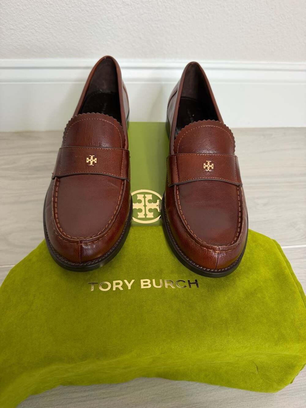 NEW Tory Burch Classic Leather Loafers Negroni Brown Gold Logo Women’s 9.5